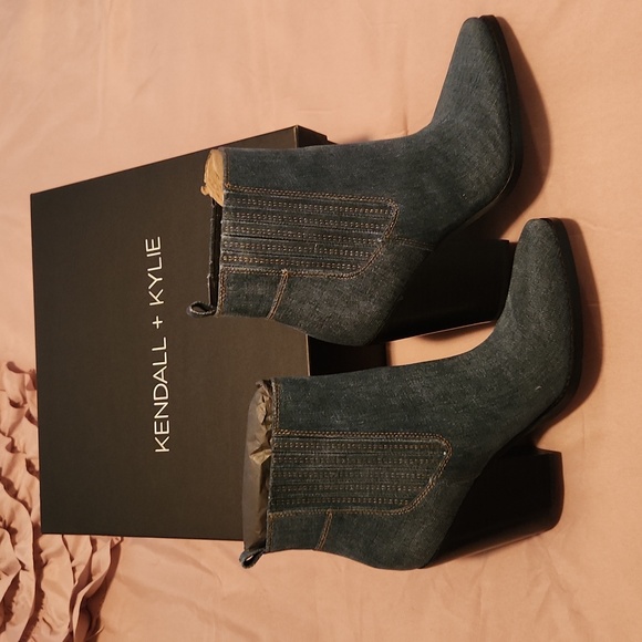 BRAND NEW KENDALL & KYLIE DENIM BOOTIE - Picture 1 of 3